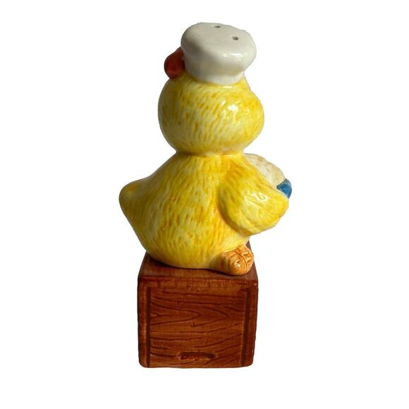 Stack-able Chicken Chef on a Hay Bale Ceramic Salt & Pepper Shaker Set 691118 - Picture 4 of 7
